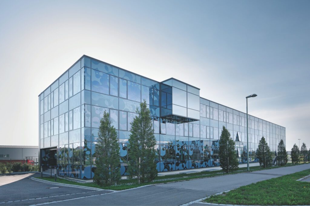 Kiehl Gebbäude mit Baum - 2